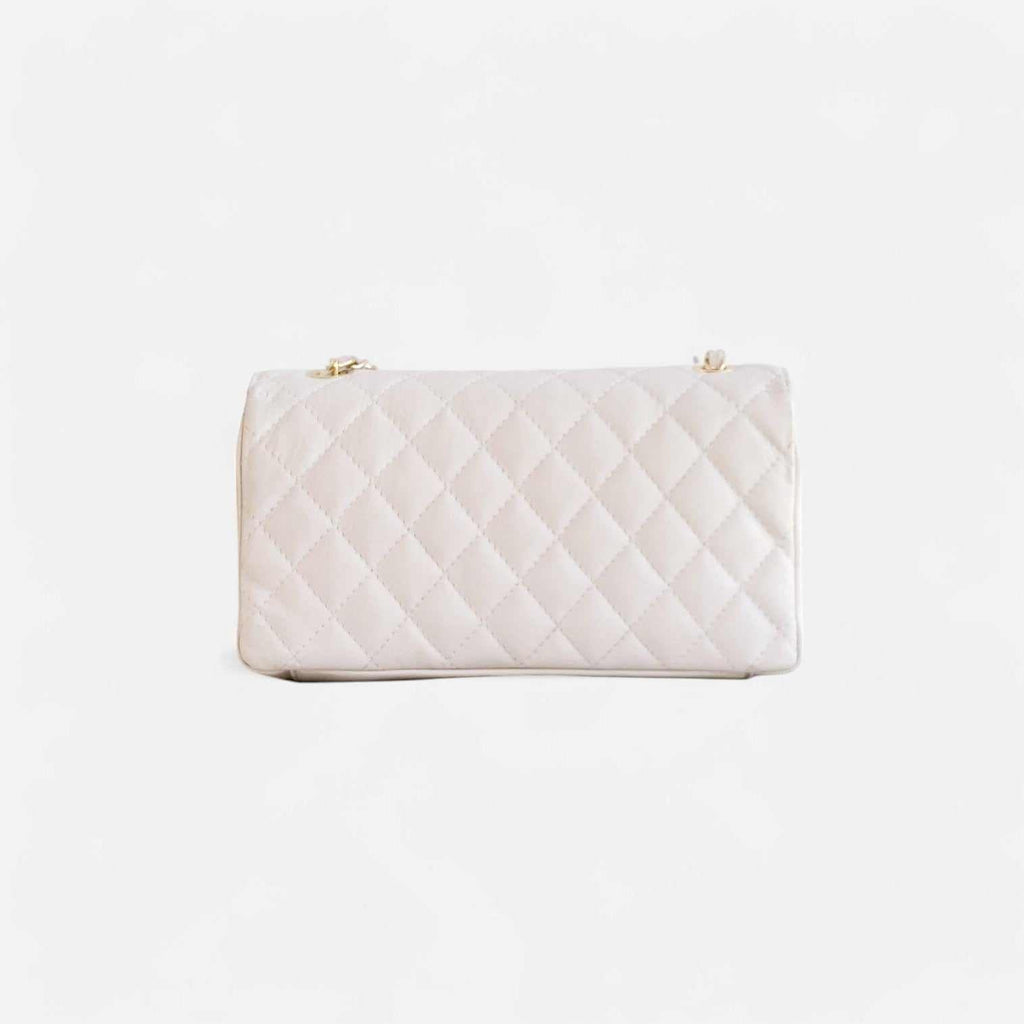 Bolso acolchado beige crema con cadena dorada