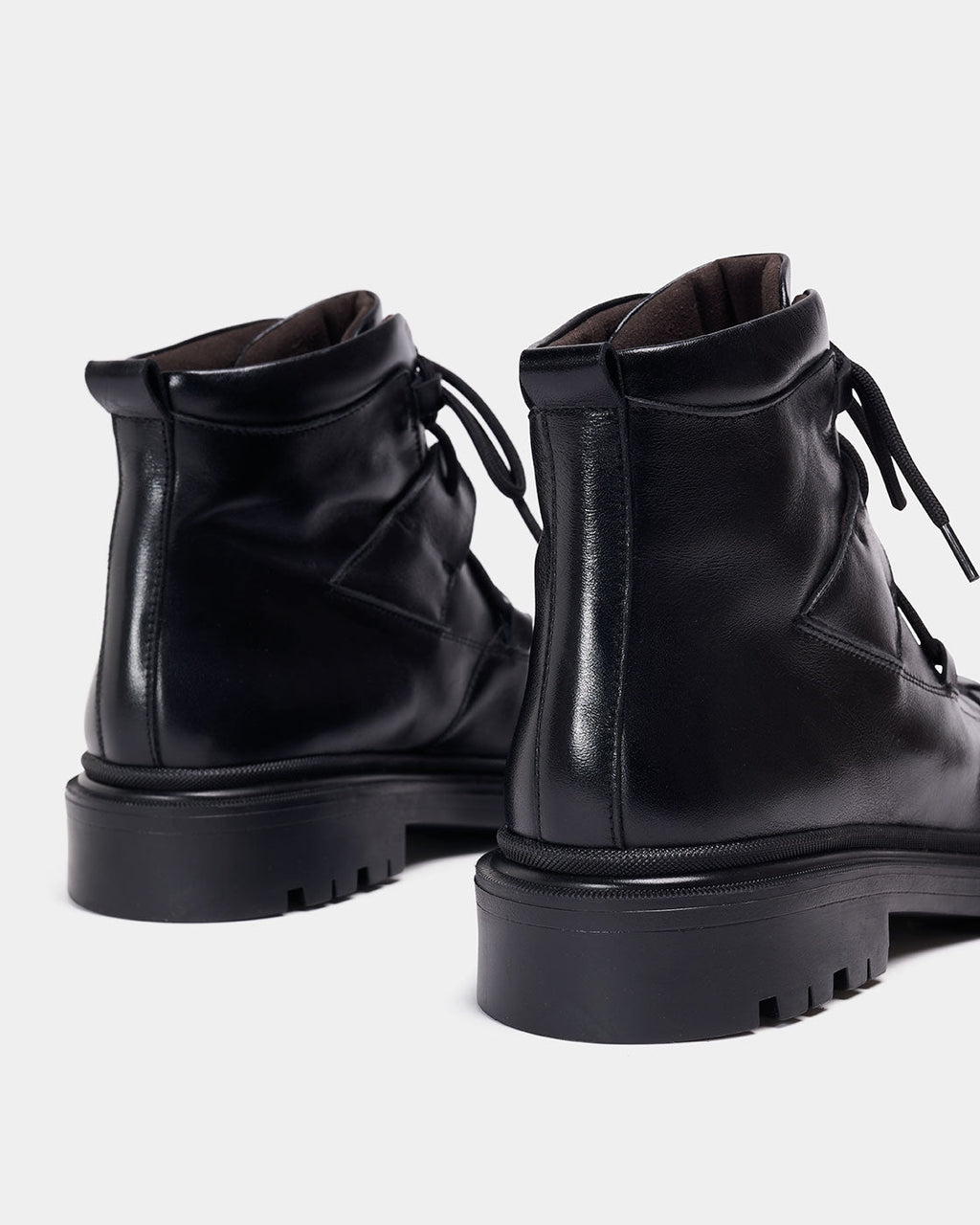Bota negra de piel con suela track | ZEA