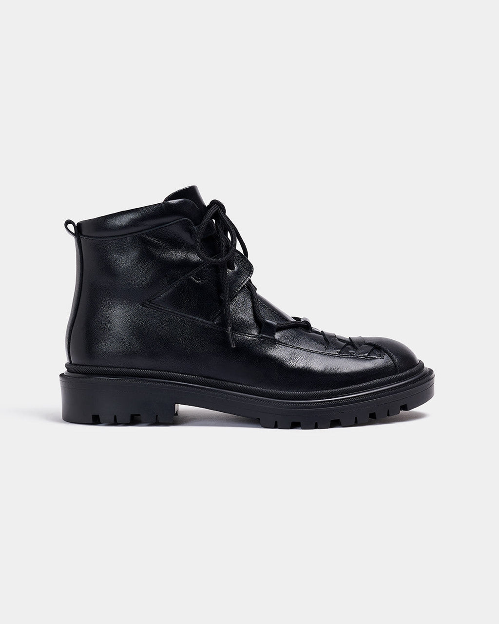 Bota negra de piel con suela track | ZEA