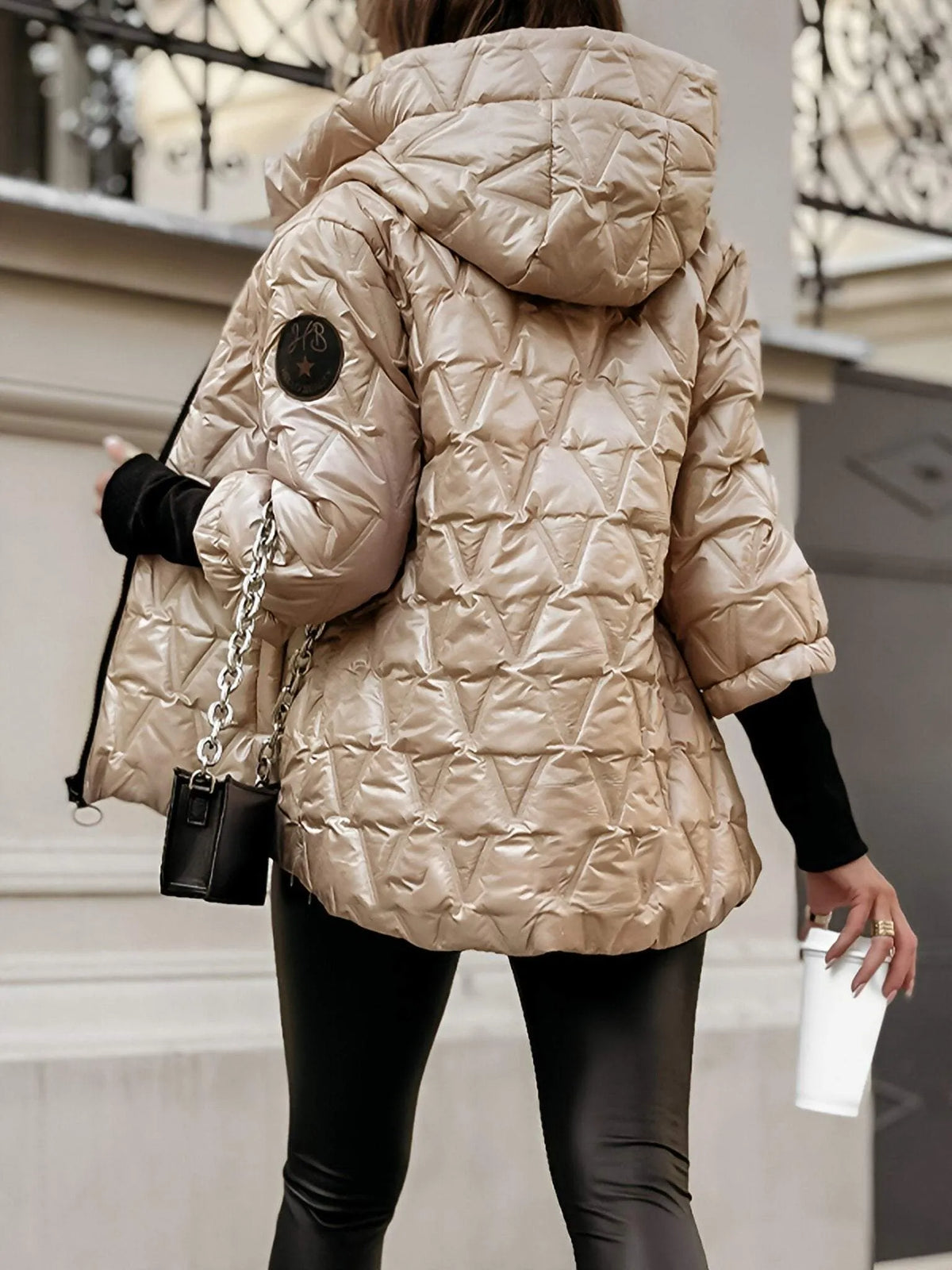 Chaqueta acolchada de mujer con capucha