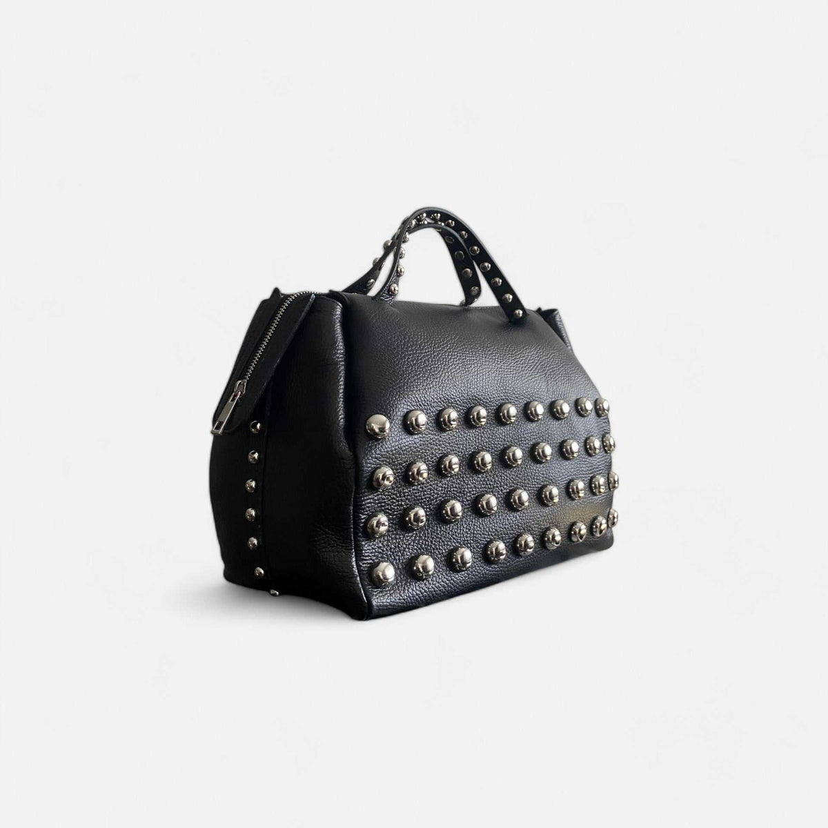 Bolso bowling BRUTAL negro de piel con tachuelas