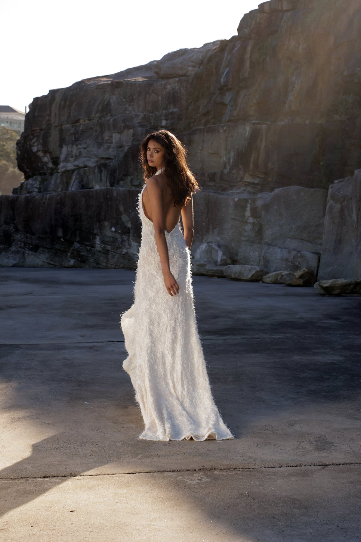 Vestido de novia Noorah con escote halter y cola