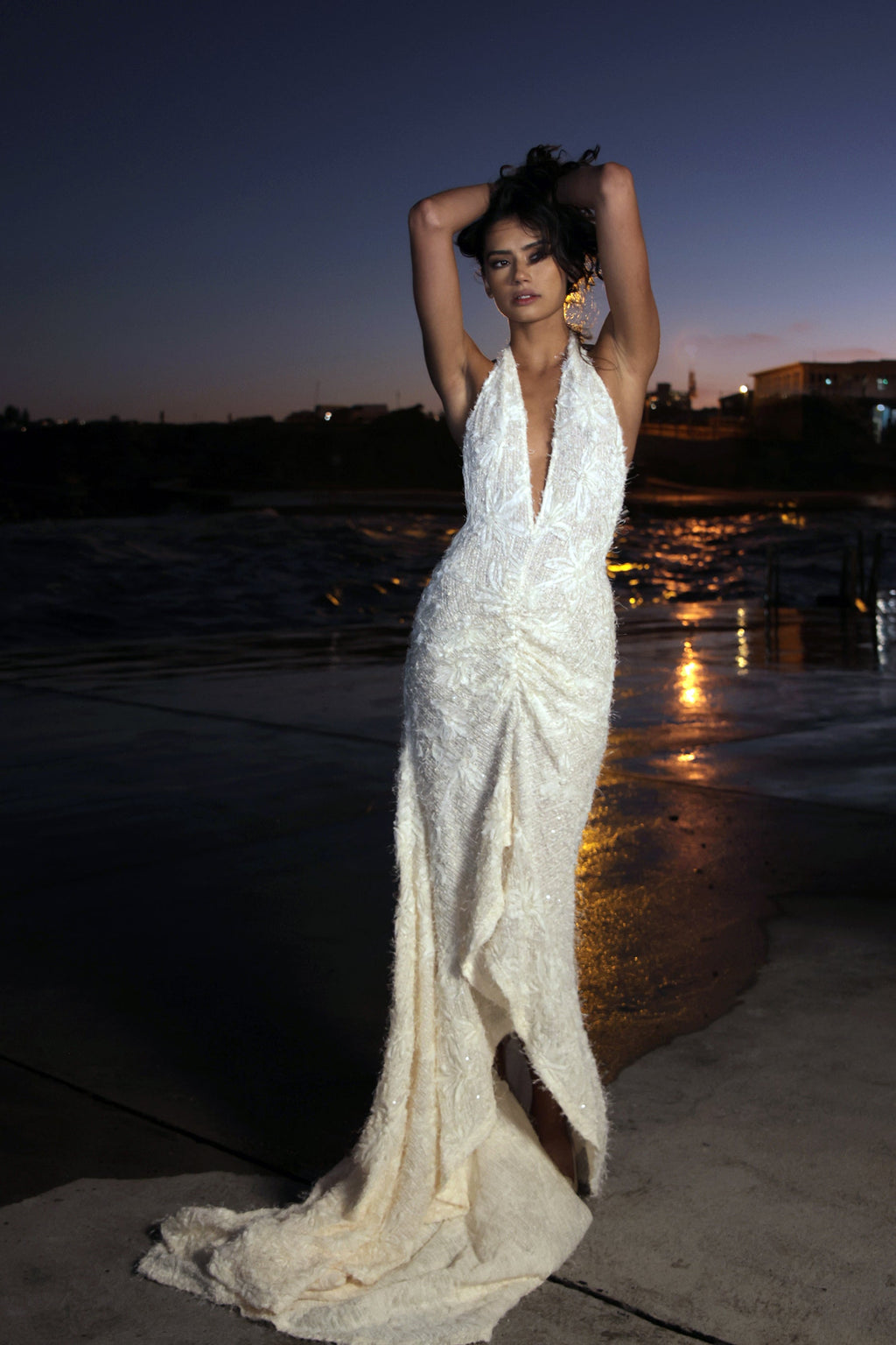 Vestido de novia Noorah con escote halter y cola