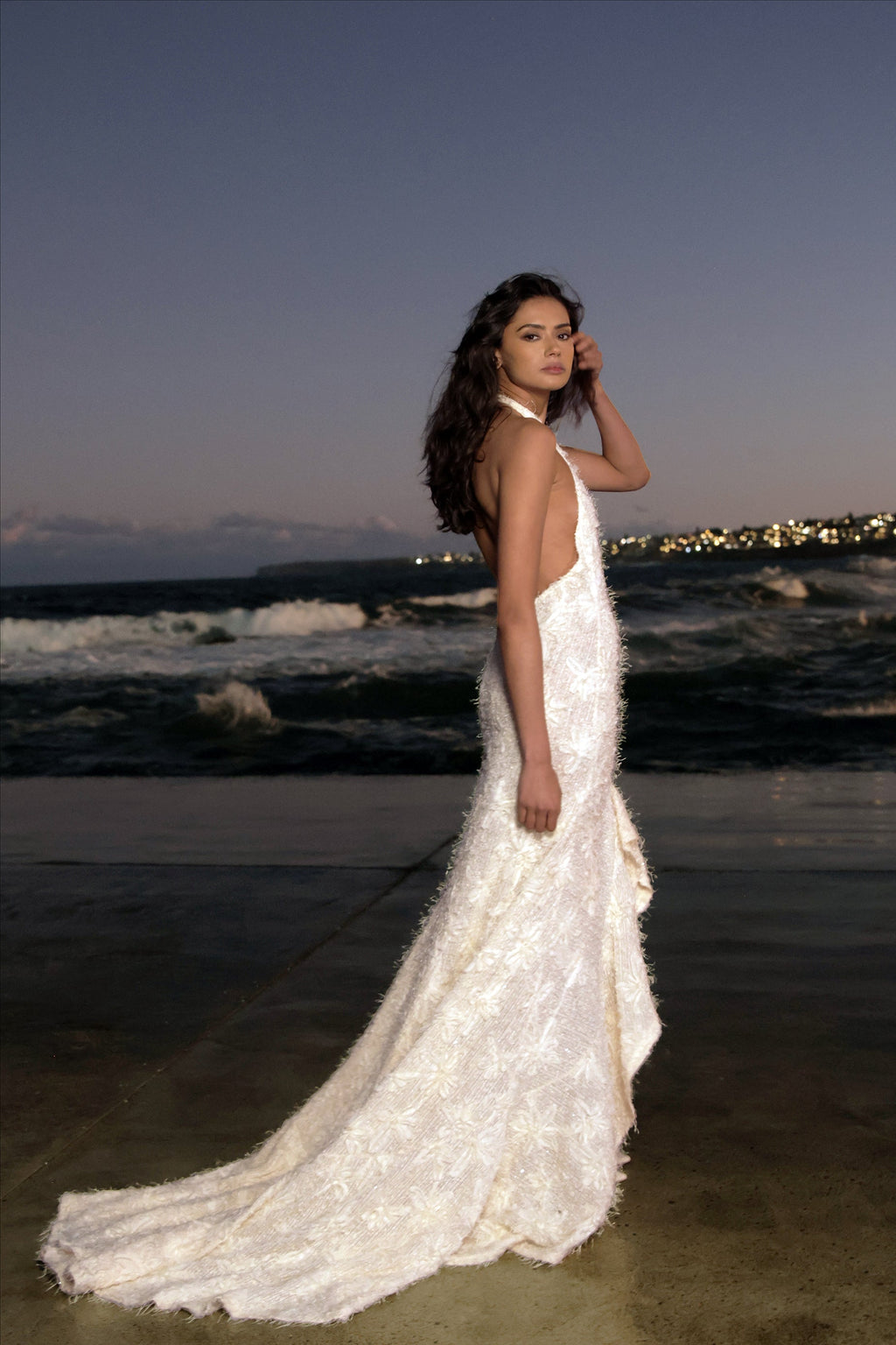 Vestido de novia Noorah con escote halter y cola