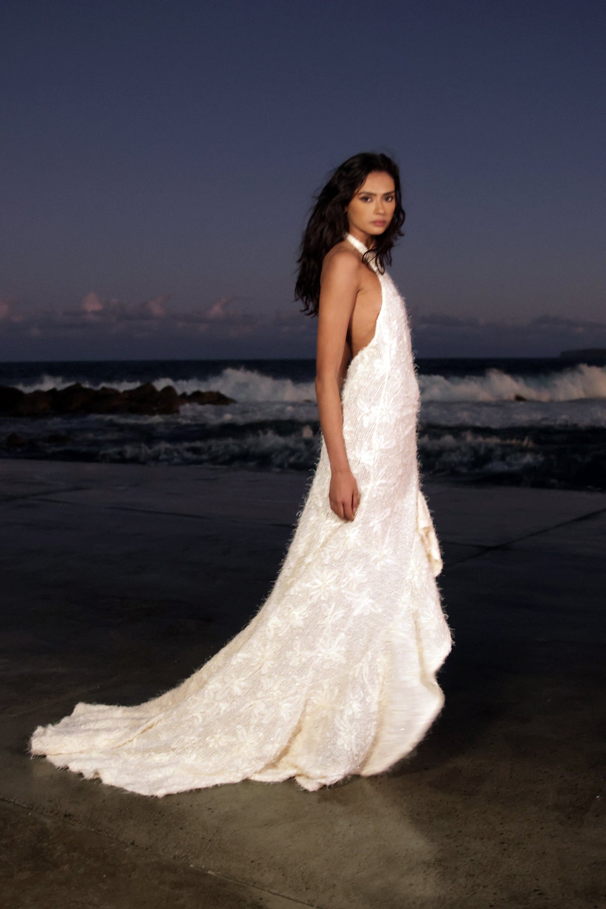 Vestido de novia Noorah con escote halter y cola