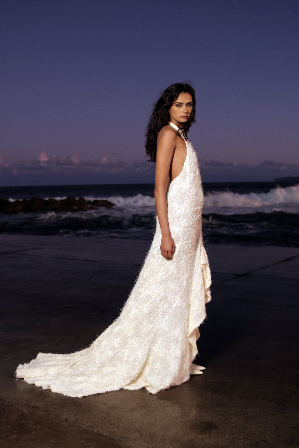 Vestido de novia Noorah con escote halter y cola