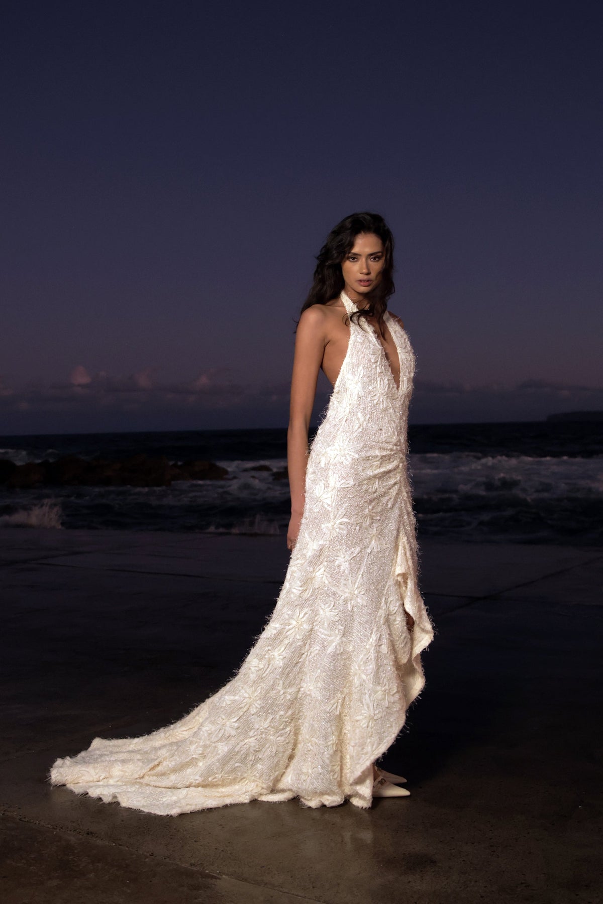 Vestido de novia Noorah con escote halter y cola