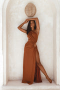 Vestido maxi Nour bronce de lurex brillante con escote de un hombro