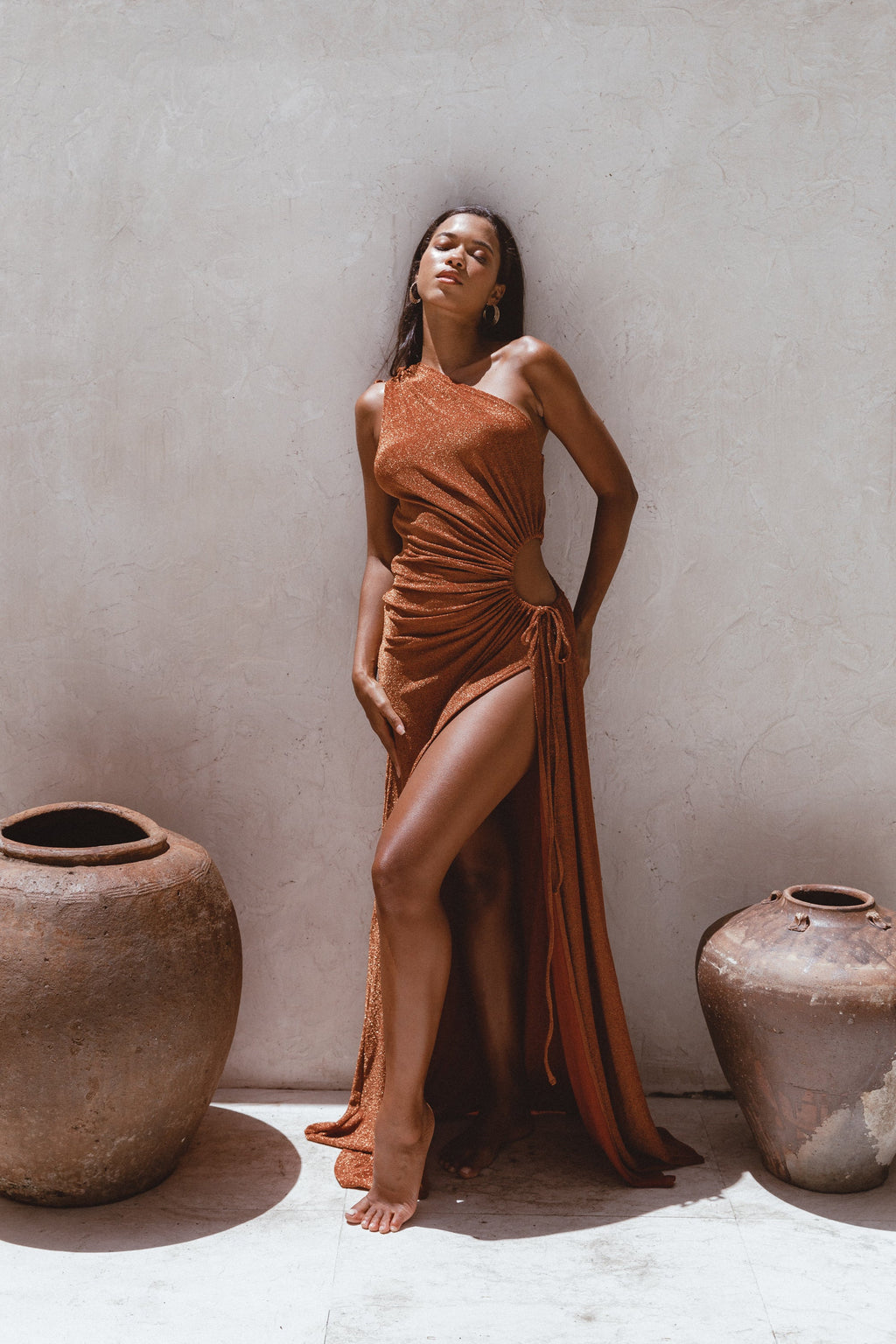 Vestido maxi Nour bronce de lurex brillante con escote de un hombro