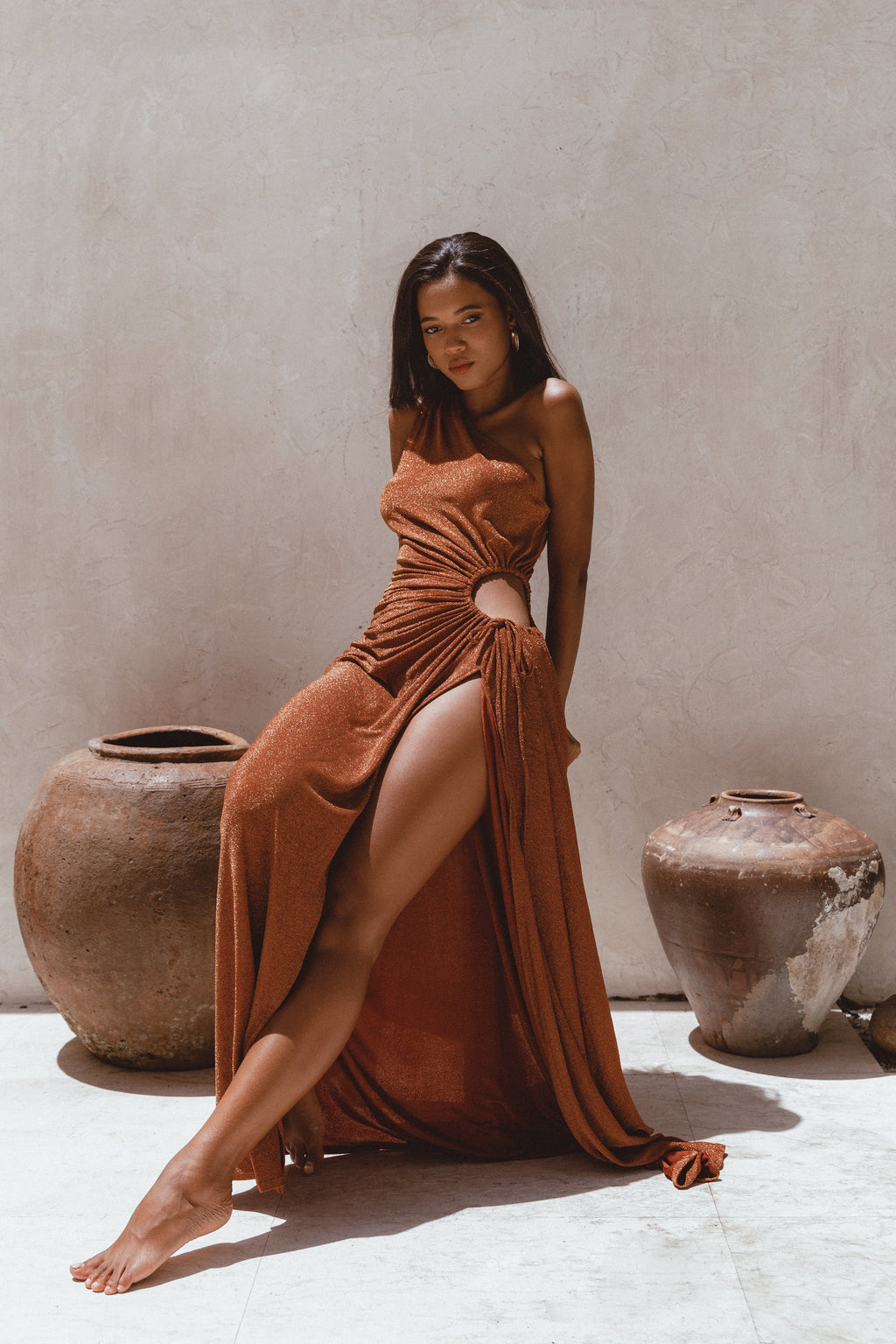 Vestido maxi Nour bronce de lurex brillante con escote de un hombro