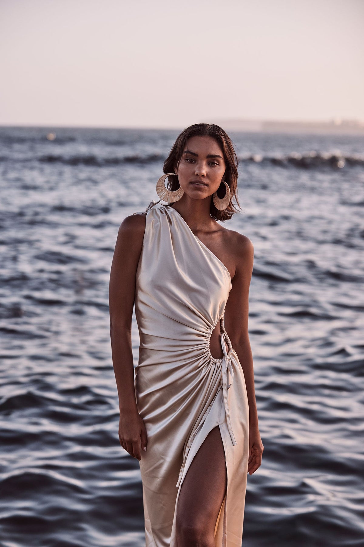 Vestido maxi Nour Ocean Pearl con escote de un hombro