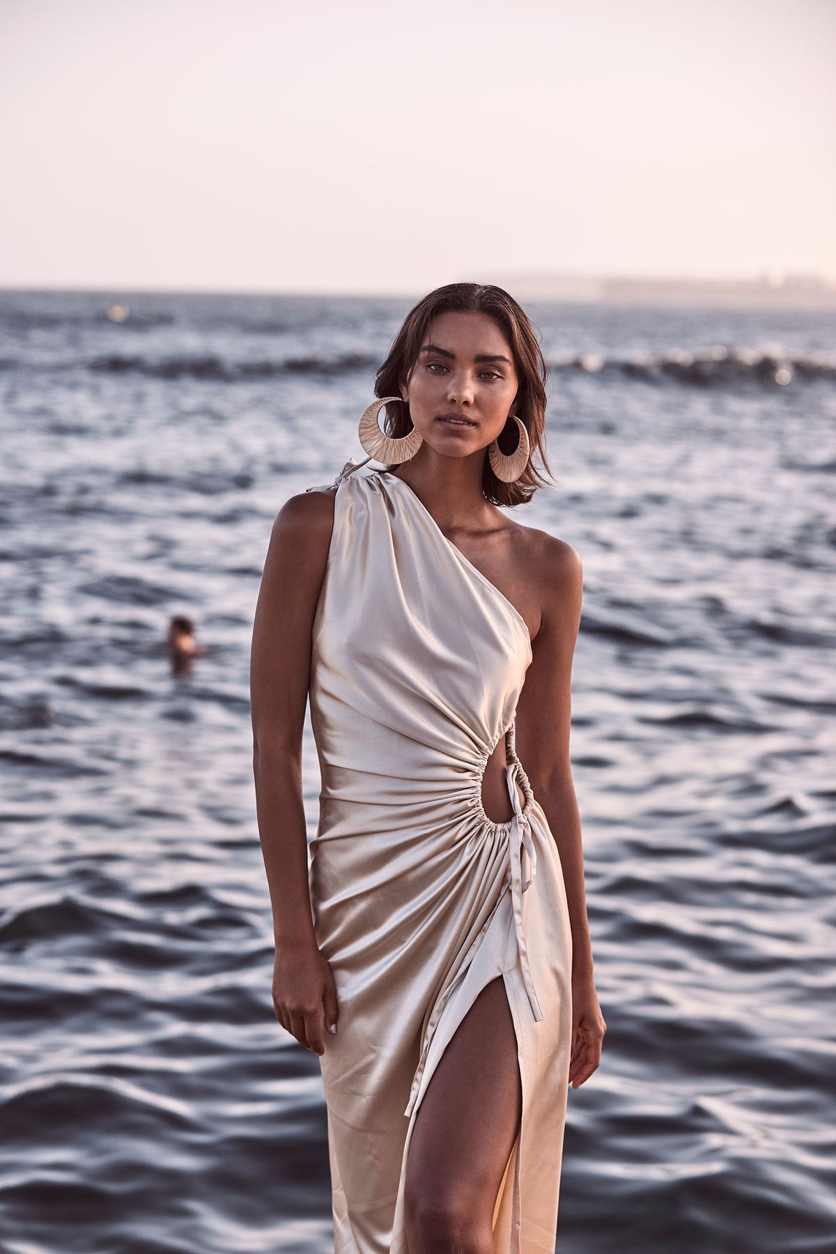 Vestido maxi Nour Ocean Pearl con escote de un hombro