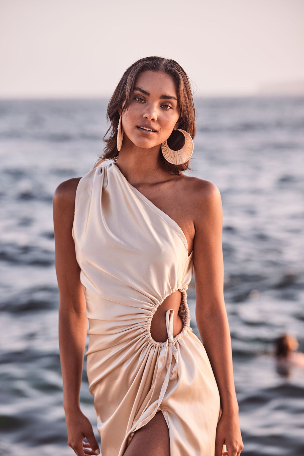 Vestido maxi Nour Ocean Pearl con escote de un hombro