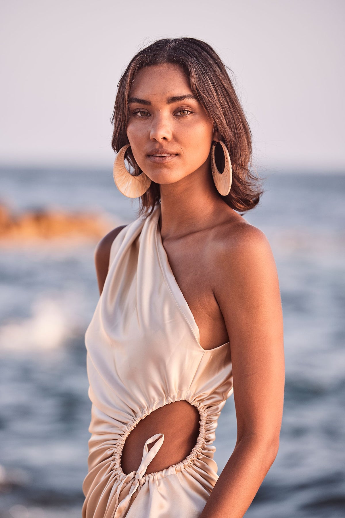 Vestido maxi Nour Ocean Pearl con escote de un hombro