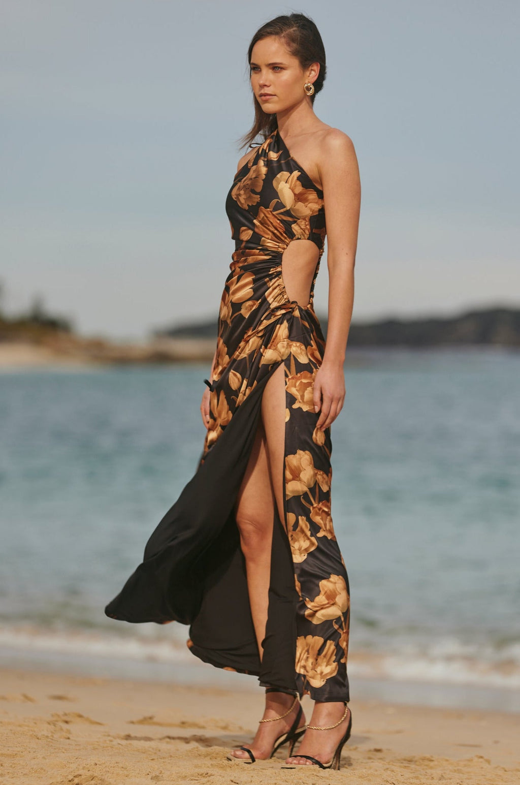 Vestido maxi Nour Marbella con estampado floral y escote asimétrico