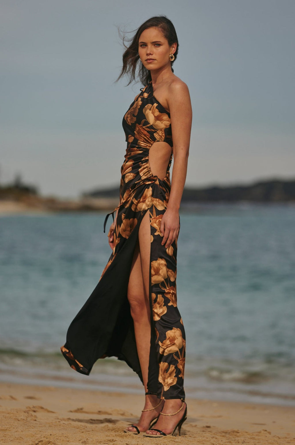 Vestido maxi Nour Marbella con estampado floral y escote asimétrico