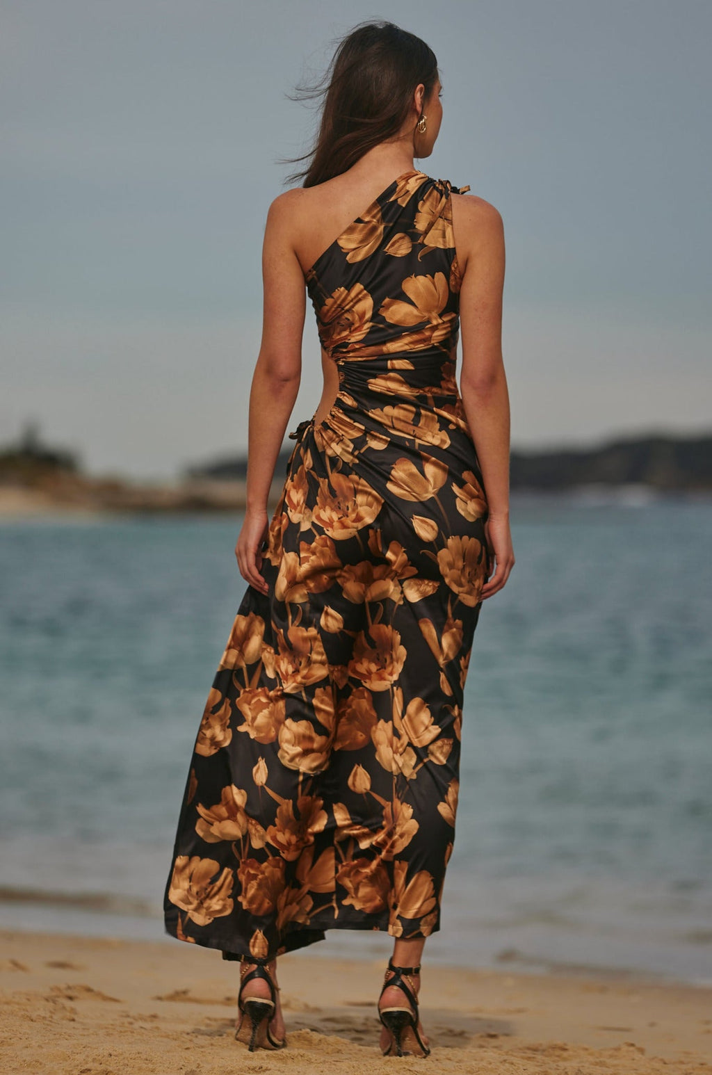 Vestido maxi Nour Marbella con estampado floral y escote asimétrico