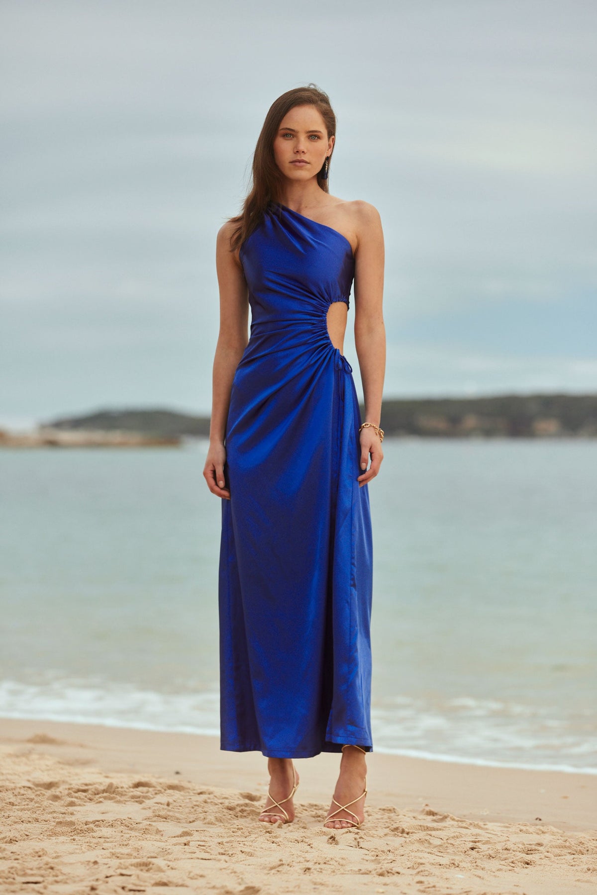 Vestido maxi Nour azul marroquí de un hombro con cut-out