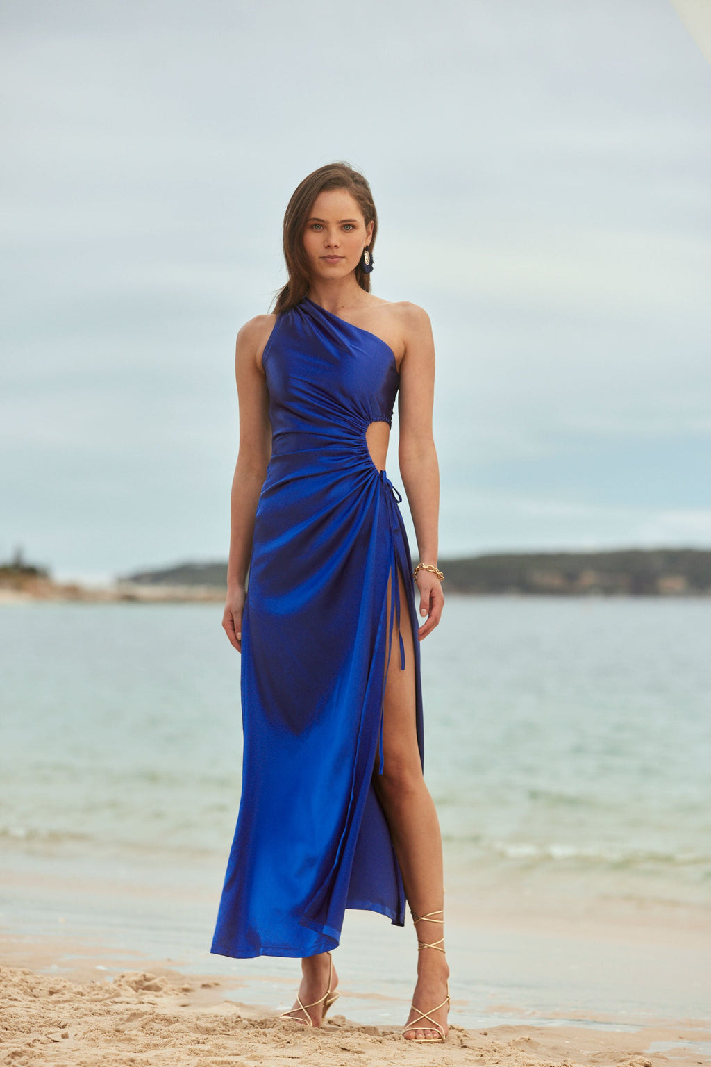 Vestido maxi Nour azul marroquí de un hombro con cut-out