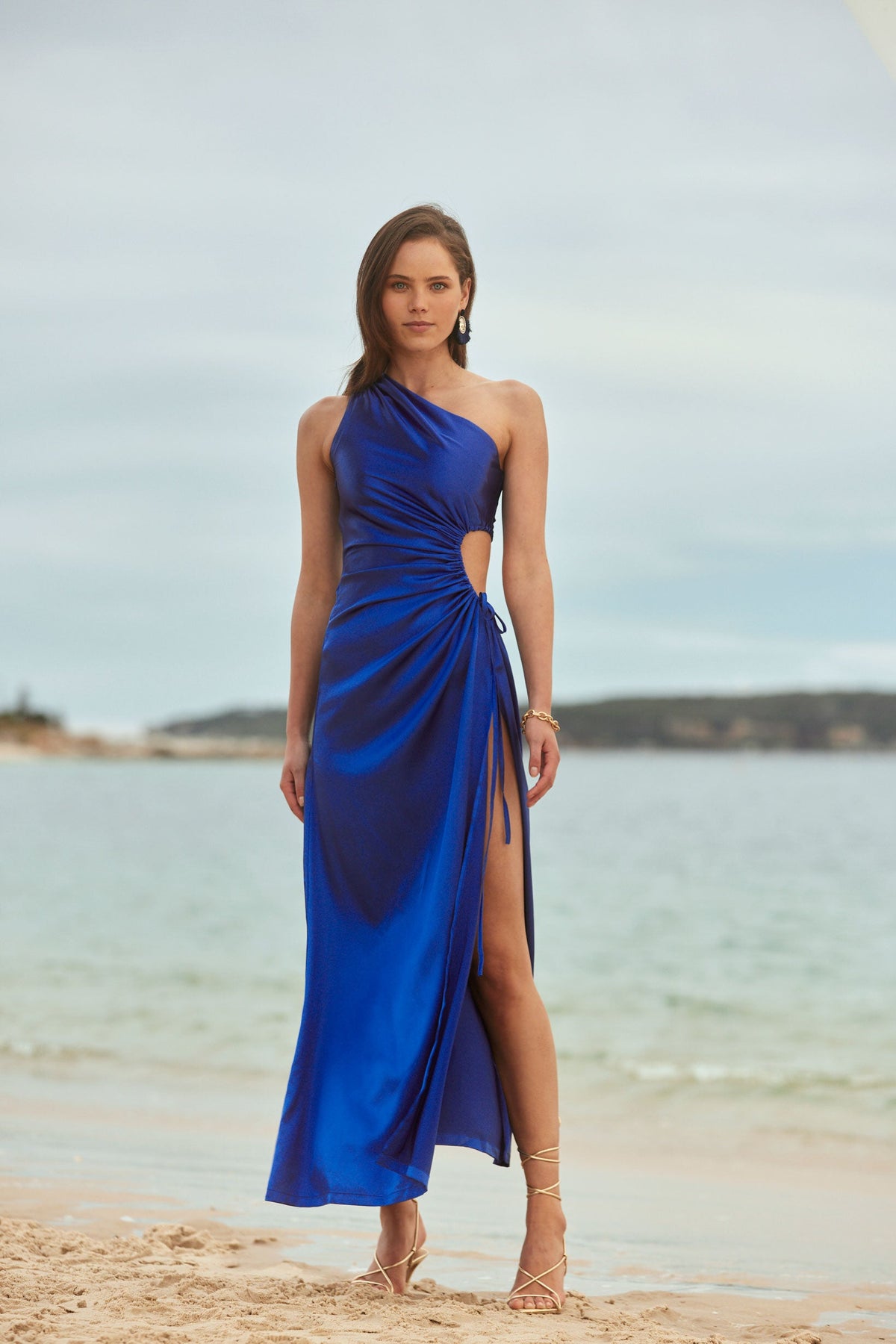 Vestido maxi Nour azul marroquí de un hombro con cut-out