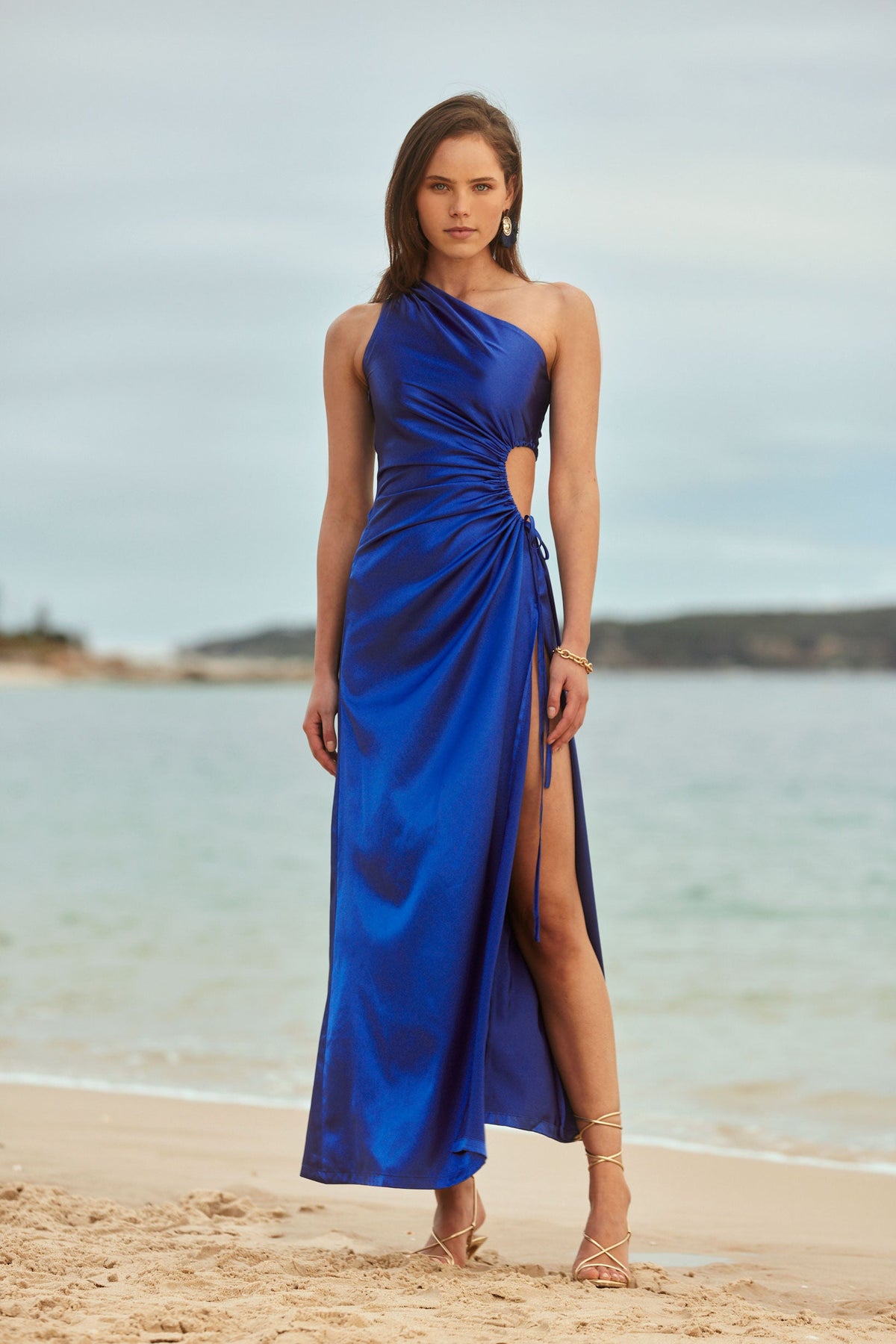 Vestido maxi Nour azul marroquí de un hombro con cut-out