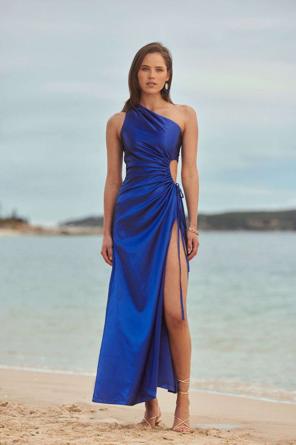 Vestido maxi Nour azul marroquí de un hombro con cut-out