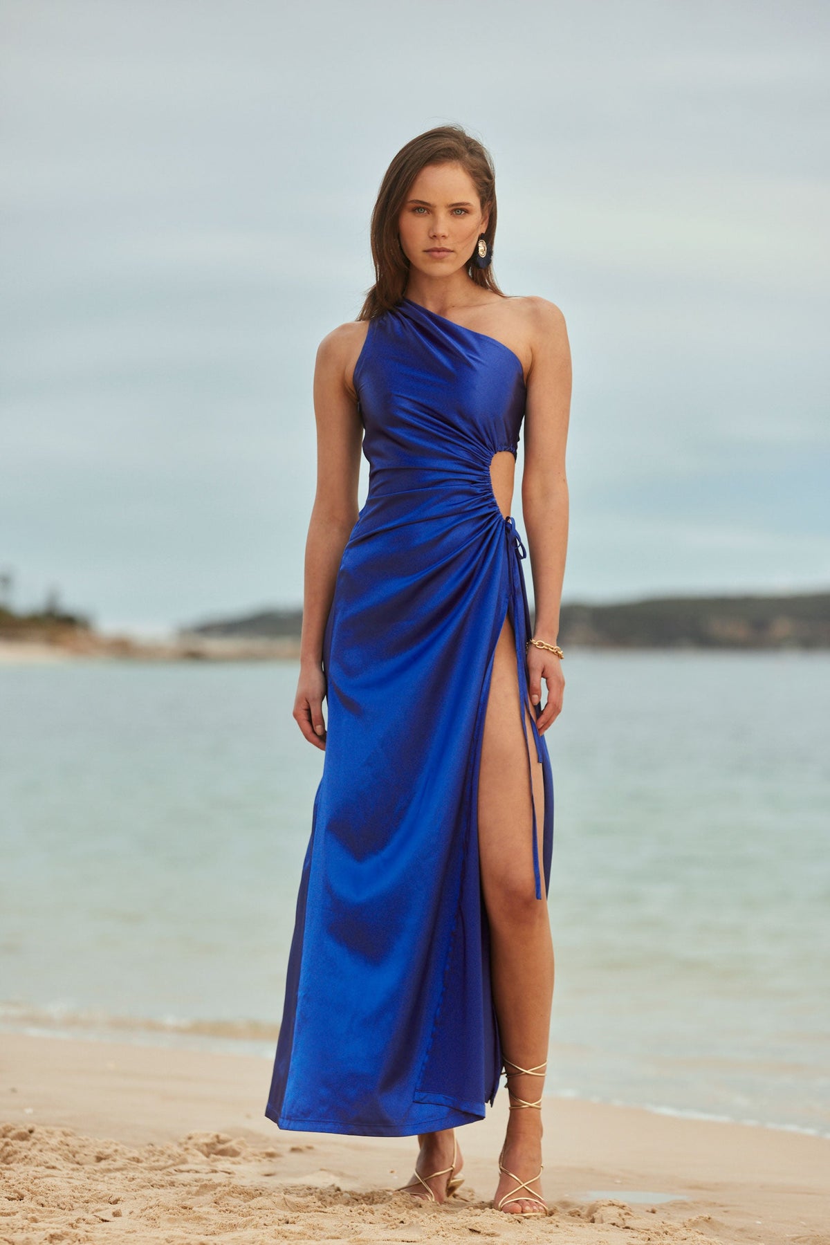 Vestido maxi Nour azul marroquí de un hombro con cut-out