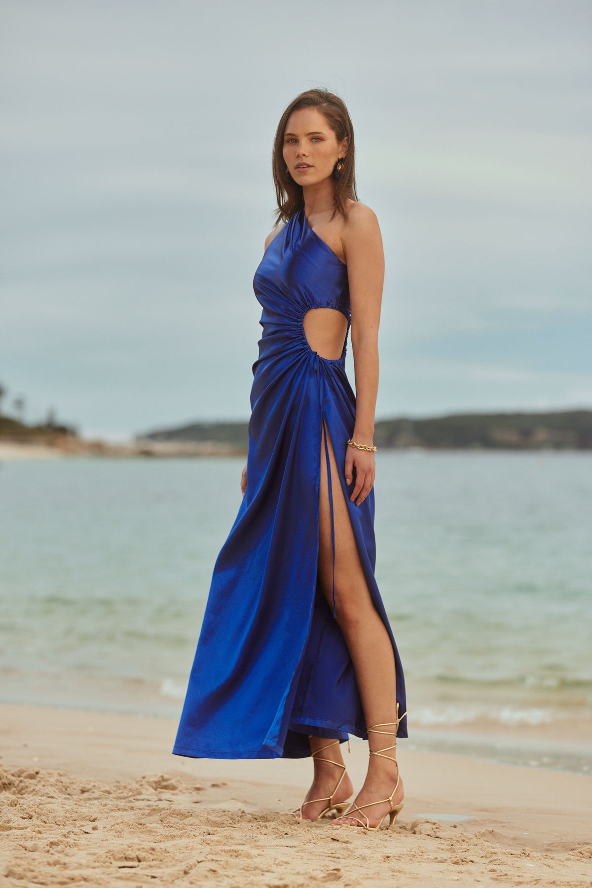 Vestido maxi Nour azul marroquí de un hombro con cut-out