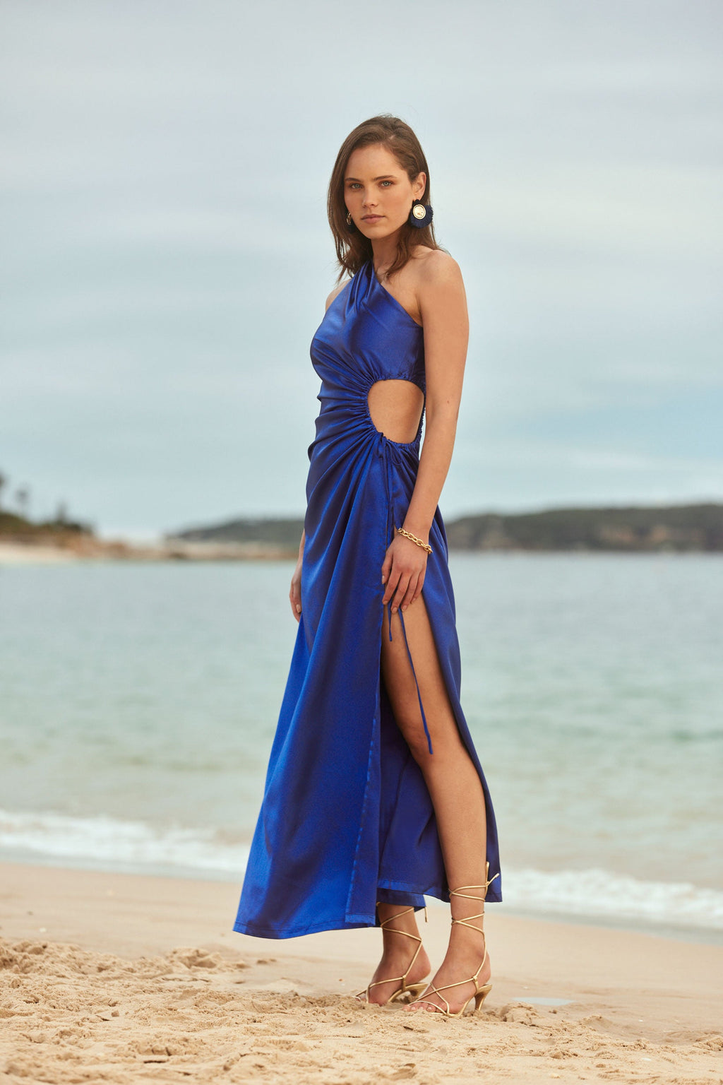 Vestido maxi Nour azul marroquí de un hombro con cut-out