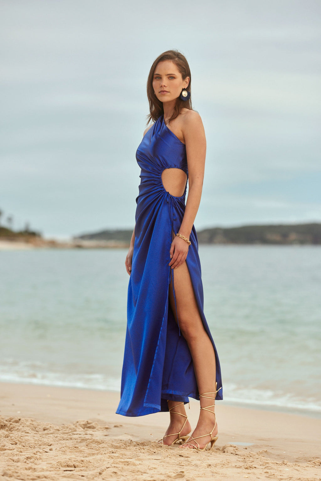 Vestido maxi Nour azul marroquí de un hombro con cut-out