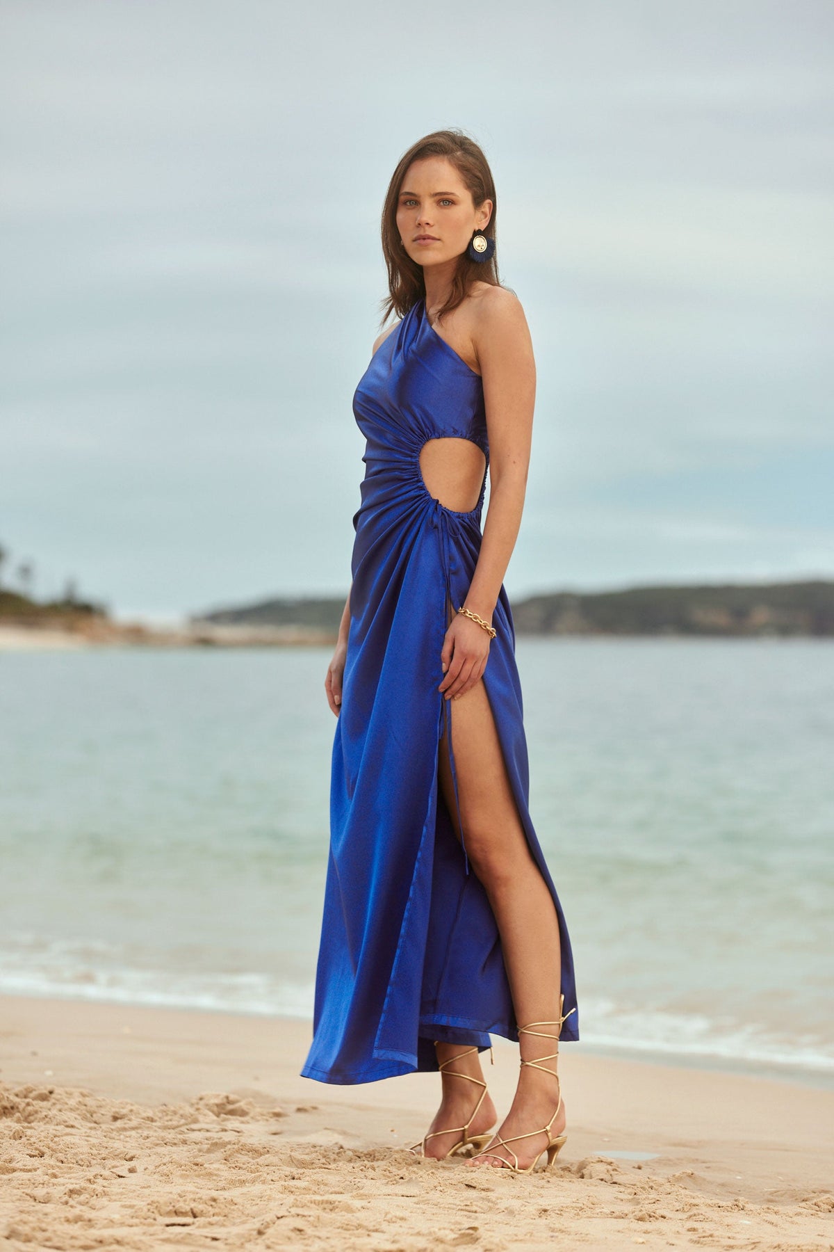 Vestido maxi Nour azul marroquí de un hombro con cut-out