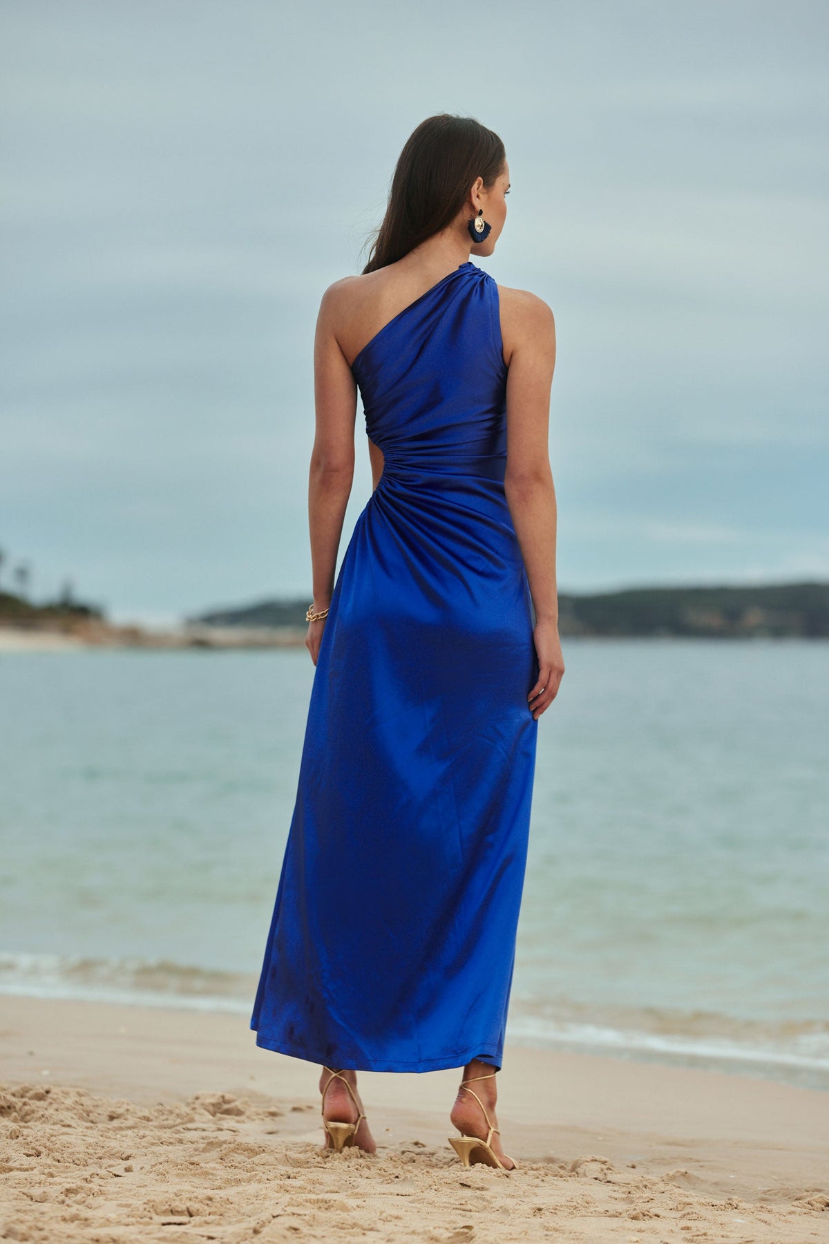 Vestido maxi Nour azul marroquí de un hombro con cut-out