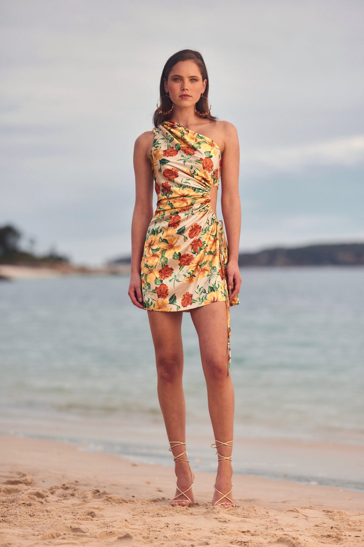 Vestido mini Nour Yarden de un hombro con abertura alta