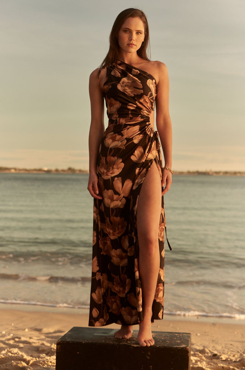 Vestido maxi Nour Marbella con estampado floral y escote asimétrico