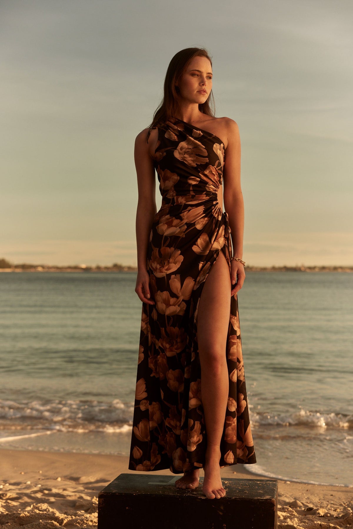 Vestido maxi Nour Marbella con estampado floral y escote asimétrico