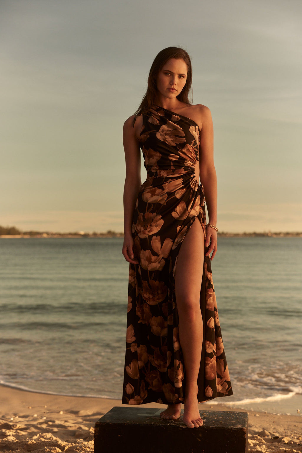 Vestido maxi Nour Marbella con estampado floral y escote asimétrico