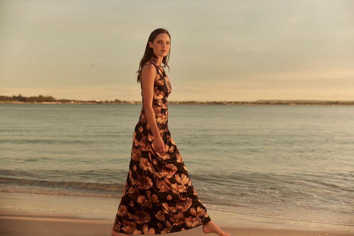Vestido maxi Nour Marbella con estampado floral y escote asimétrico