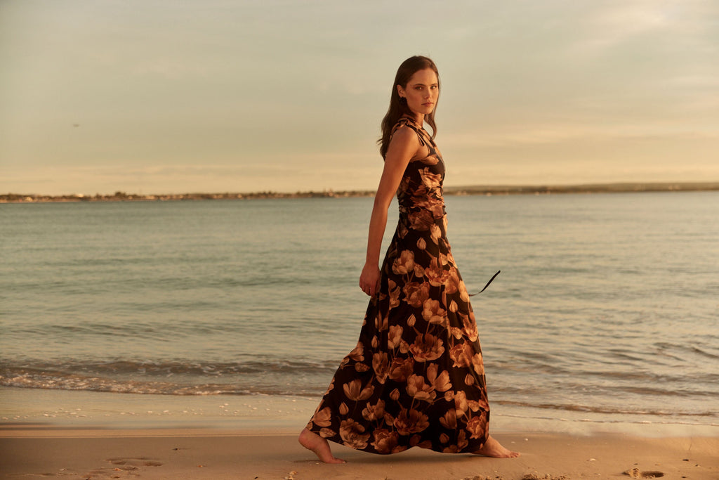 Vestido maxi Nour Marbella con estampado floral y escote asimétrico