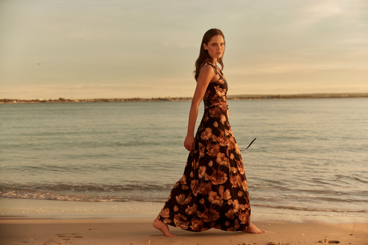 Vestido maxi Nour Marbella con estampado floral y escote asimétrico