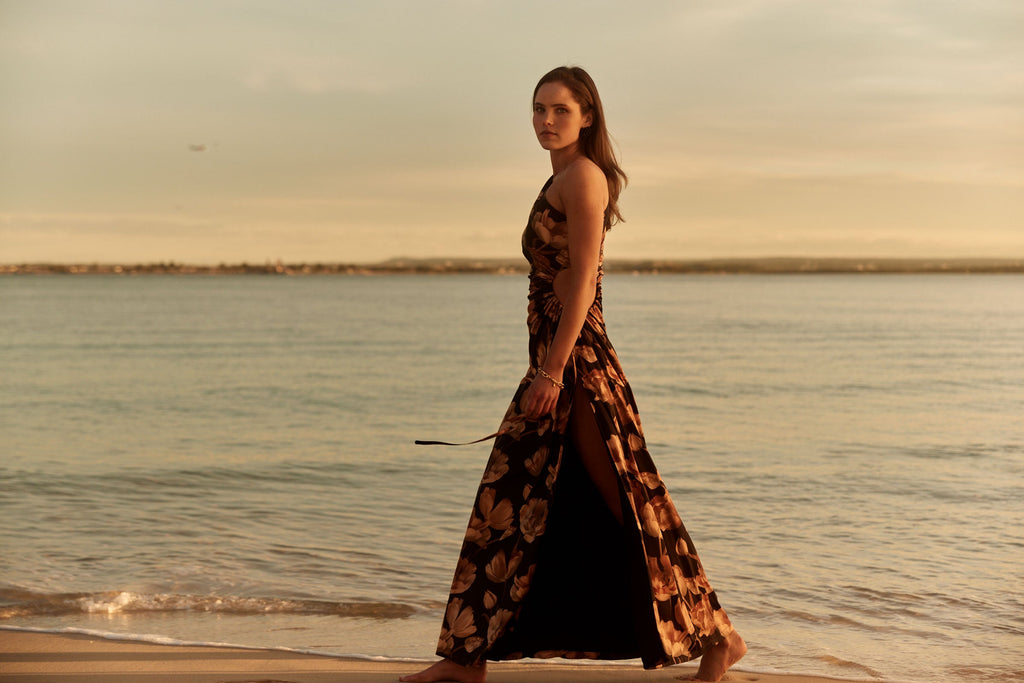Vestido maxi Nour Marbella con estampado floral y escote asimétrico