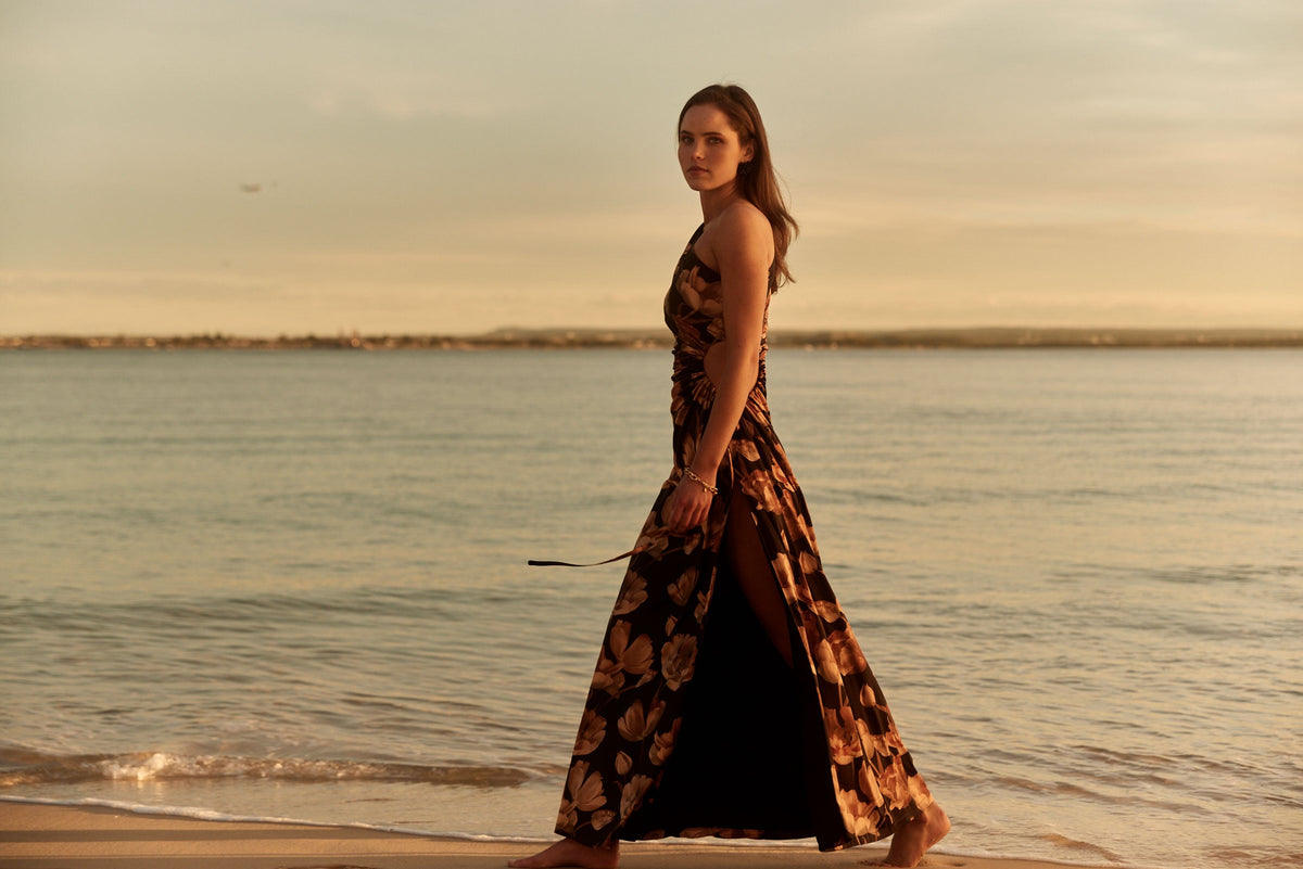 Vestido maxi Nour Marbella con estampado floral y escote asimétrico