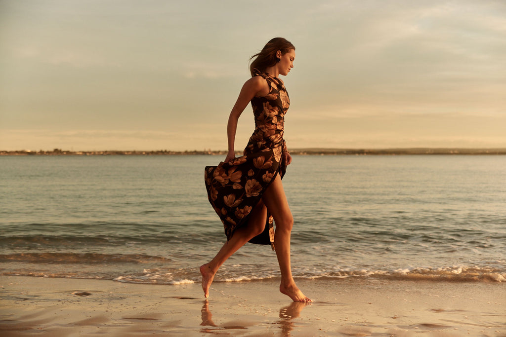 Vestido maxi Nour Marbella con estampado floral y escote asimétrico