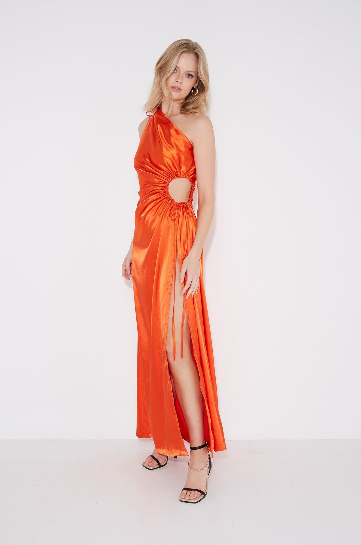 Vestido maxi Nour naranja de un hombro con cut-out