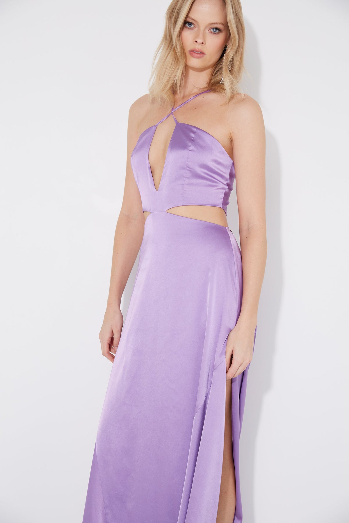 Vestido largo Zena lila con escote profundo y cut-out