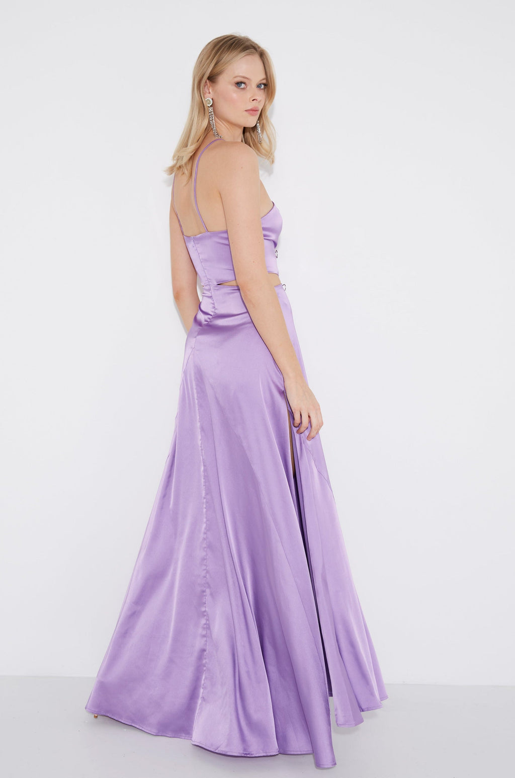 Vestido largo Zena lila con escote profundo y cut-out