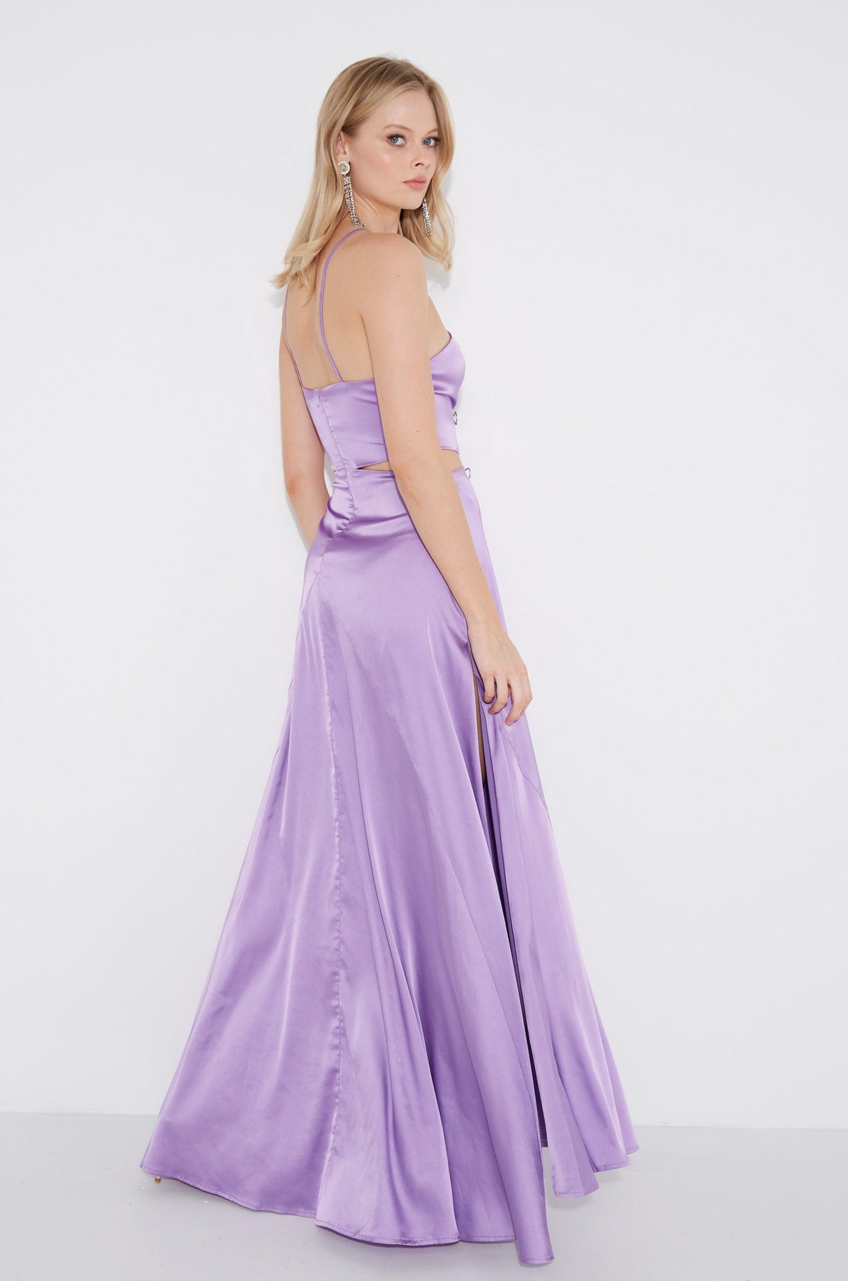 Vestido largo Zena lila con escote profundo y cut-out