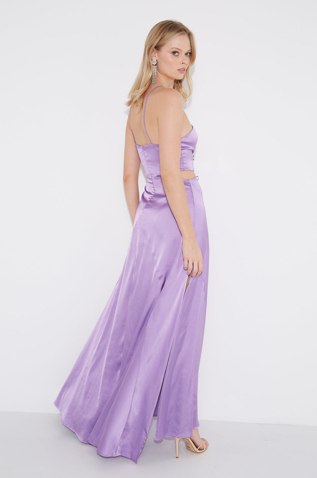 Vestido largo Zena lila con escote profundo y cut-out