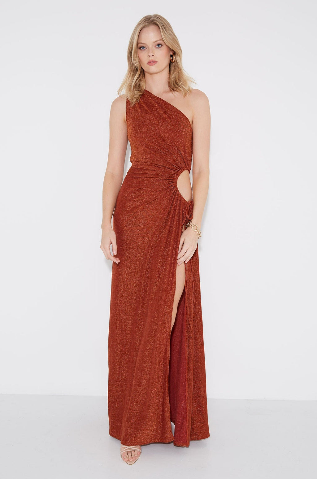 Vestido maxi Nour bronce de lurex brillante con escote de un hombro