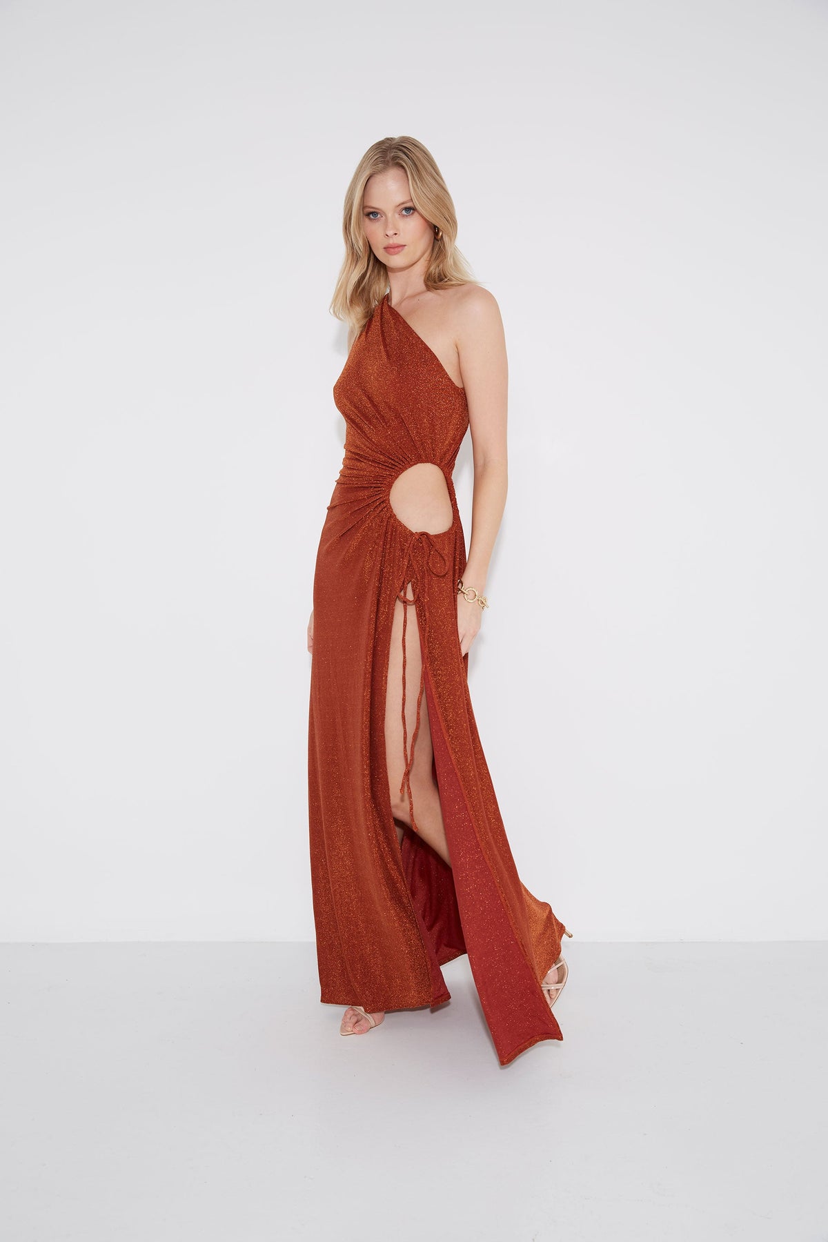 Vestido maxi Nour bronce de lurex brillante con escote de un hombro