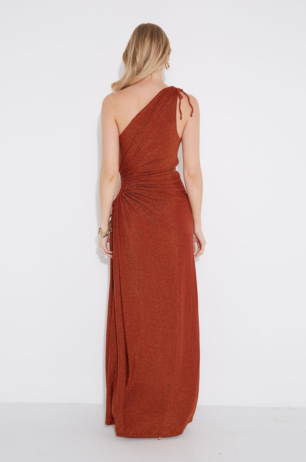 Vestido maxi Nour bronce de lurex brillante con escote de un hombro